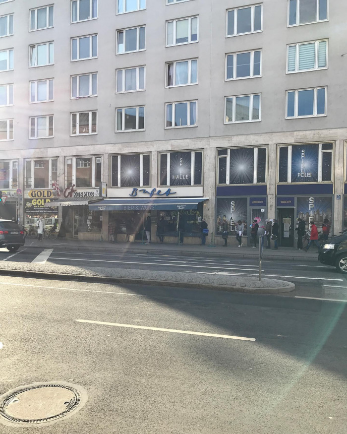 Wie schnell kann man impfen? @cafekosmosmuc : 5 Minuten anstehen, 3 Minuten in der Kneipe sitzen (es