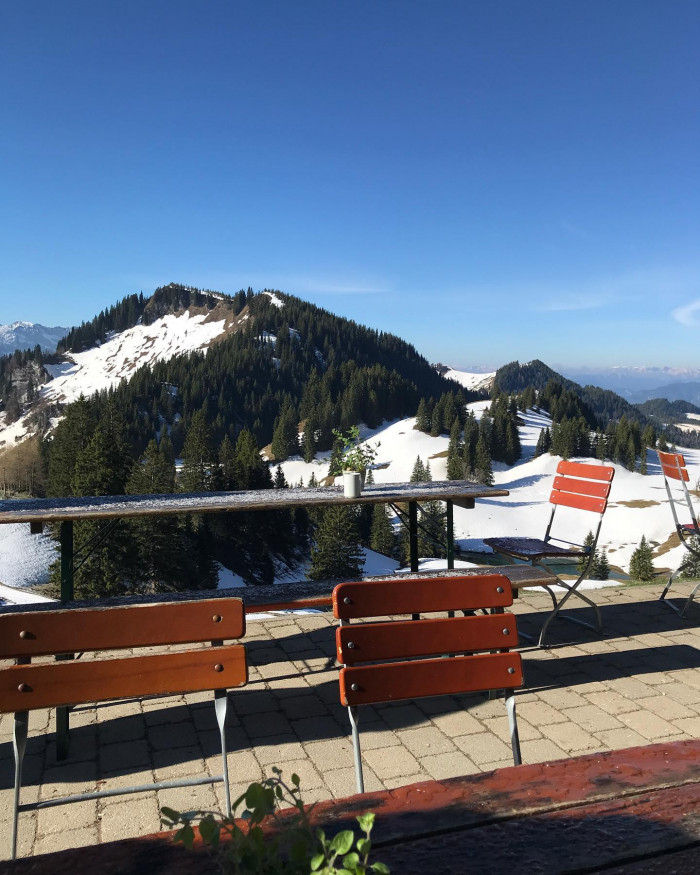 Vom Wanderparkplatz kurz vor Sachrang geht&lsquo;s am Samstag bei Schneefall 700 Meter hoch bis zur Priene