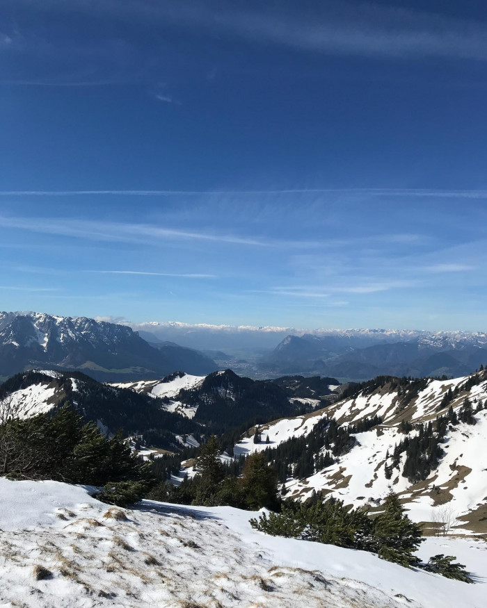 Vom Wanderparkplatz kurz vor Sachrang geht&lsquo;s am Samstag bei Schneefall 700 Meter hoch bis zur Priene