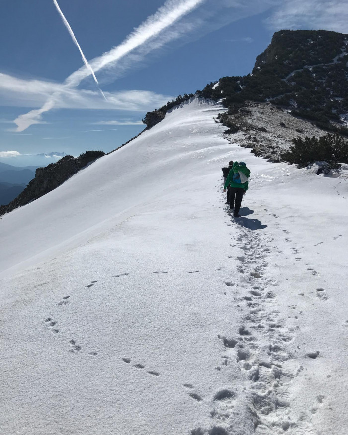 Vom Wanderparkplatz kurz vor Sachrang geht&lsquo;s am Samstag bei Schneefall 700 Meter hoch bis zur Priene
