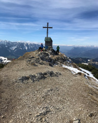 Vom Wanderparkplatz kurz vor Sachrang geht&lsquo;s am Samstag bei Schneefall 700 Meter hoch bis zur Priene