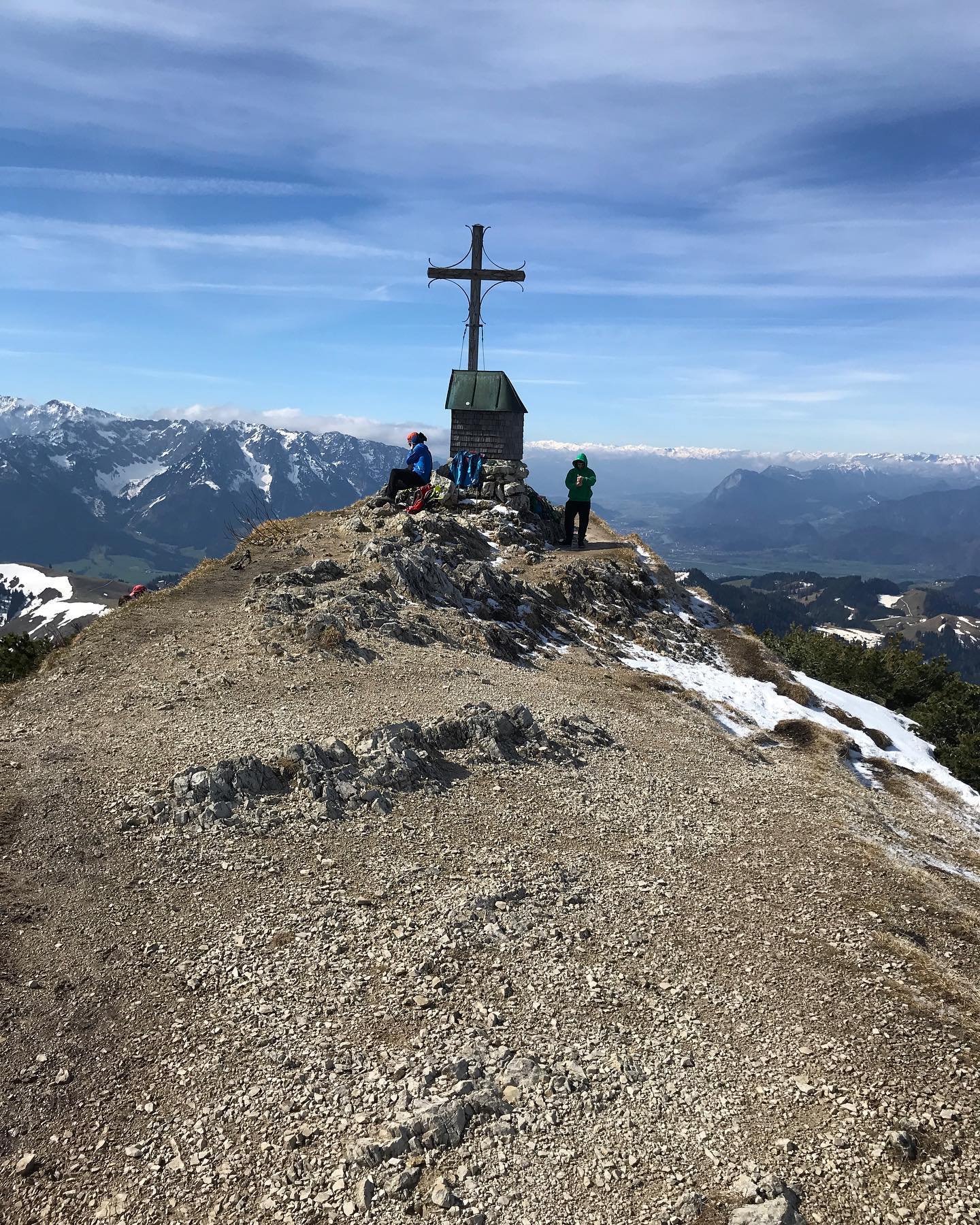Vom Wanderparkplatz kurz vor Sachrang geht&lsquo;s am Samstag bei Schneefall 700 Meter hoch bis zur Priene