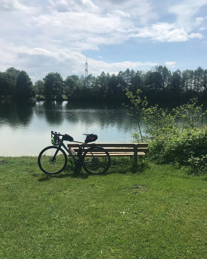 Gr&uuml;ner Felder vor Kr&auml;nen. In Freiham wird gebaut, am Germeringer See l&auml;sst man auf der Beinebaumelba