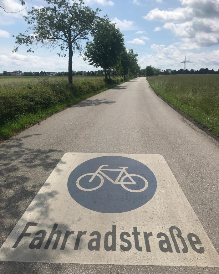 Gr&uuml;ner Felder vor Kr&auml;nen. In Freiham wird gebaut, am Germeringer See l&auml;sst man auf der Beinebaumelba