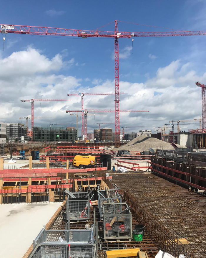 Gr&uuml;ner Felder vor Kr&auml;nen. In Freiham wird gebaut, am Germeringer See l&auml;sst man auf der Beinebaumelba