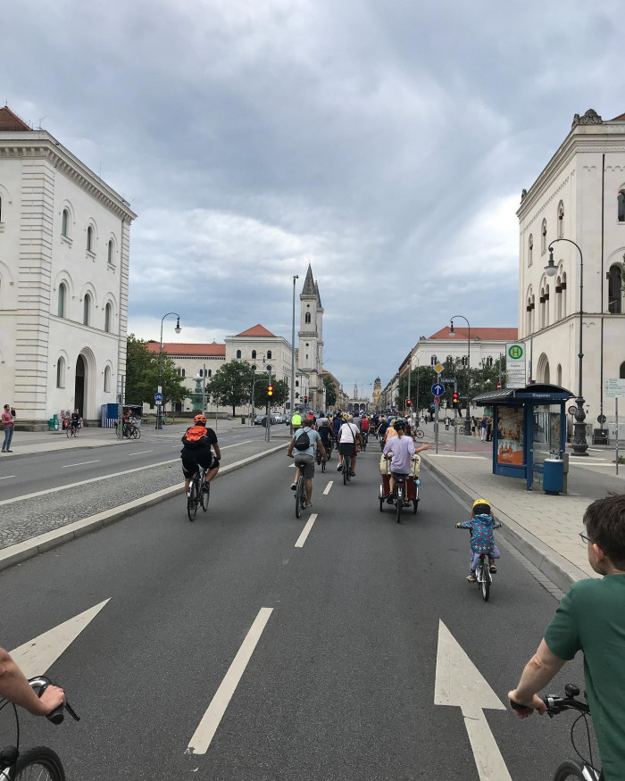 Da radelt ein kleines M&auml;dchen mitten auf der Leopold/Ludwigstra&szlig;e &hearts;️