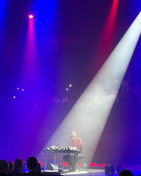 Er ist klug, witzig und spielt ganz gut Klavier. @danger_dan_666