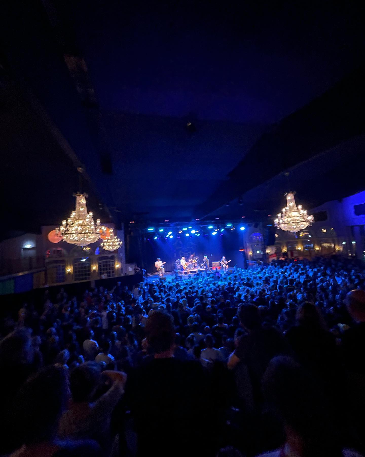 Punk ist nicht tot, Punk spielt heute mit Kronleuchter