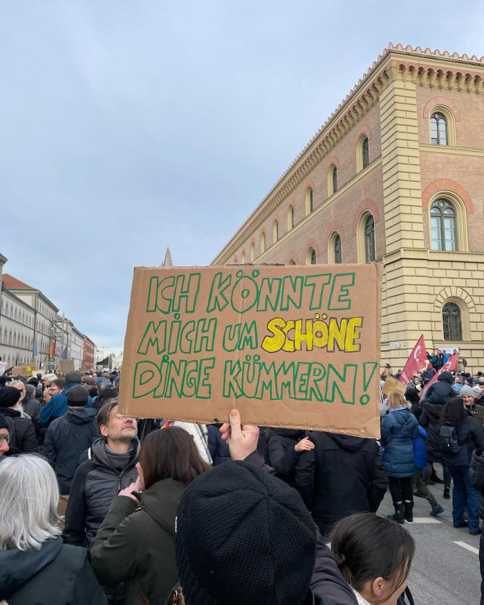 Demo abgebrochen wegen zu viele, die kein Bock auf Nazis haben. Vom Odeonsplatz bis zur M&uuml;nchner Fre